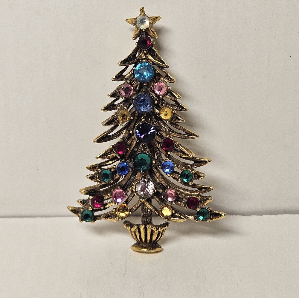 Vintage Christmas tree brooch with rhinestones.